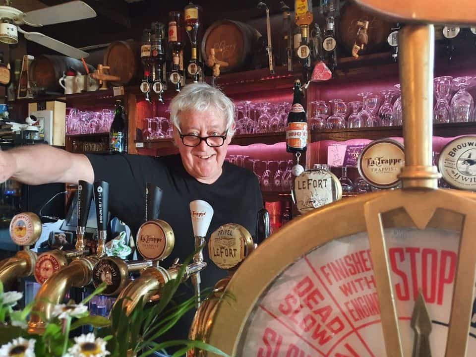 Steve van Cafe Westerdok achter de tap